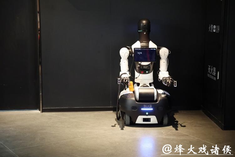 【城事】AI机器人“入职”影院，负责检票巡场配送爆米花，比人力成本低得多