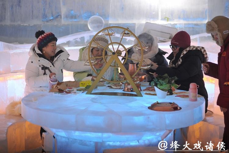 哈尔滨冰雪大世界“大寒不寒”:游客泡温泉、涮火锅 哈尔滨冰雪大世界“大寒不寒”:游客泡温泉、涮火锅