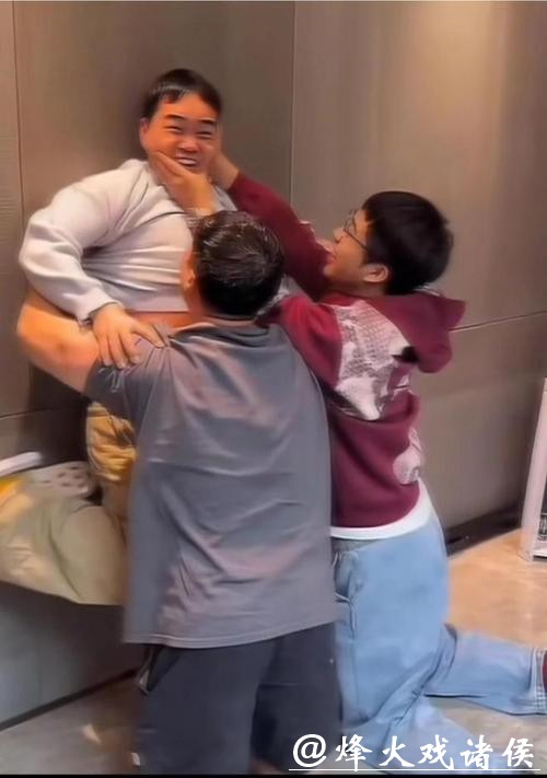 岳云鹏的徒弟尚筱菊爆料,德云社的压岁钱,一般是师叔给500元,师大爷给1000元,爷爷辈的给1500元。这压岁钱,拿得可真不容易 岳云鹏的徒弟尚筱菊爆料,德云社的压岁钱,一般是师叔给500元,师大爷给1000元,爷爷辈的给1500元。这压岁钱,拿得可真不容易